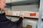 Paket mit Namen und Bestellnummer finden