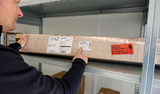 Paket mit Namen und Bestellnummer finden