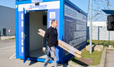 Pickup Station mit Paket verlassen