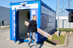 Pickup Station mit Paket verlassen